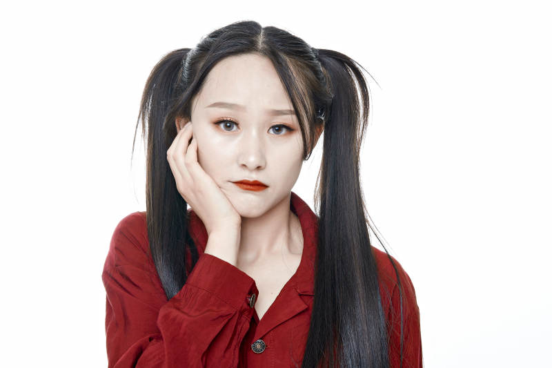 白色背景的亚洲年轻少女肖像人像图片