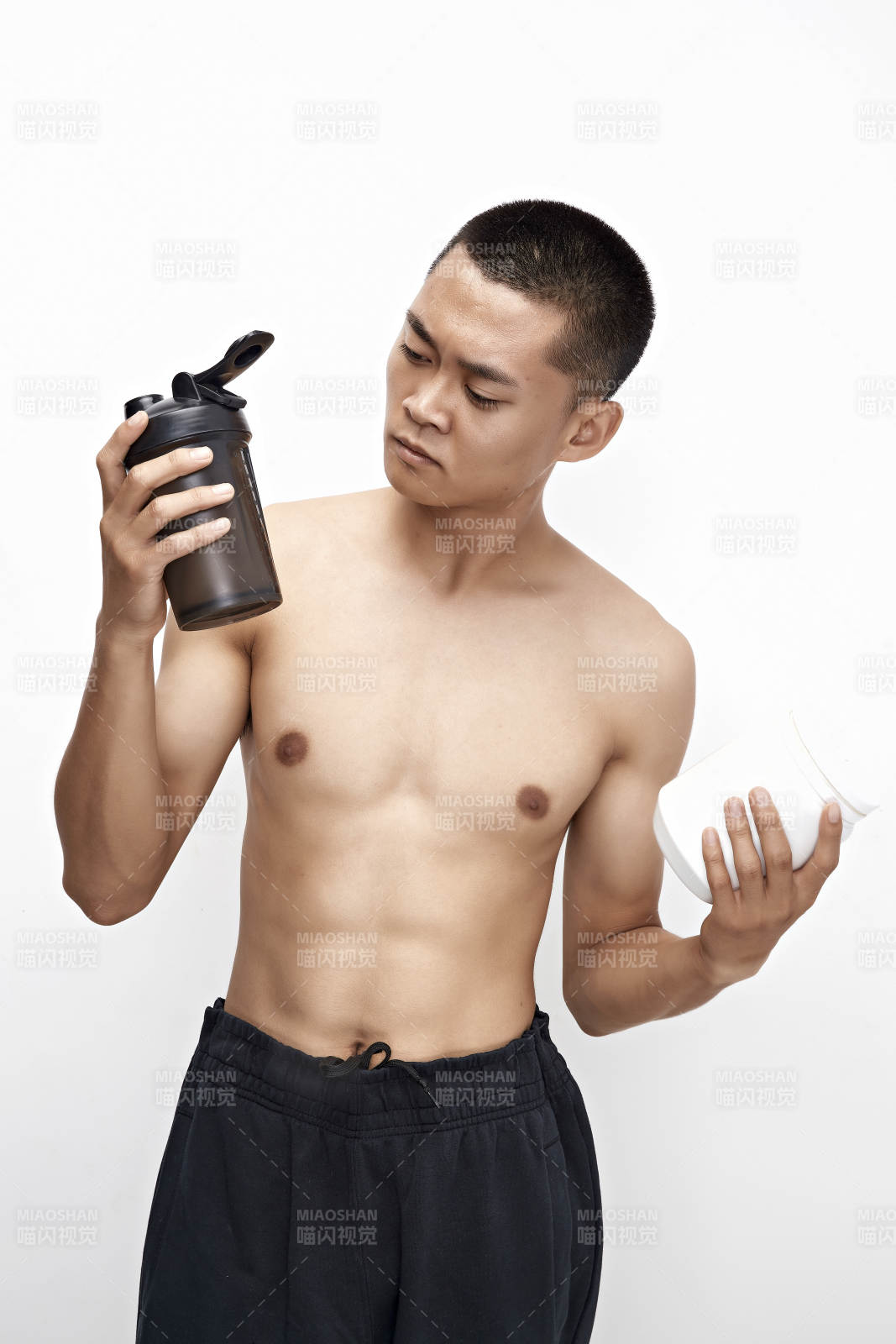 手持蛋白粉的身材匀称肌肉扎实的亚洲男性图片