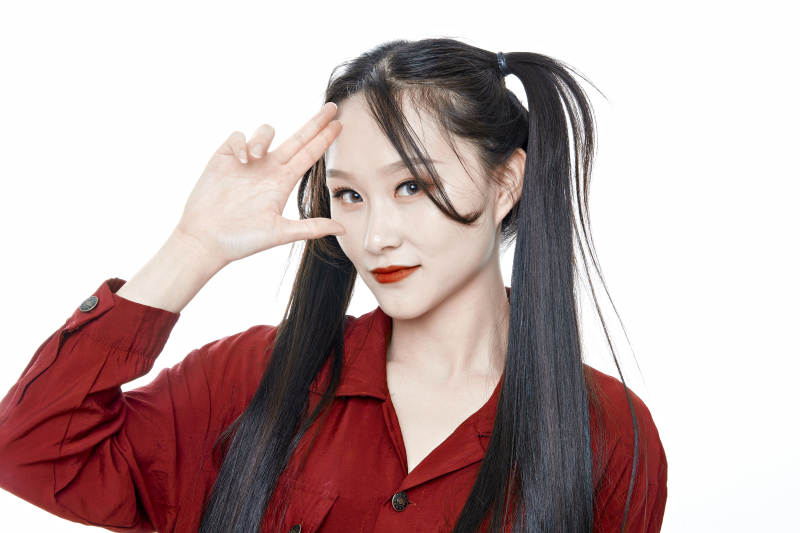 白色背景的亚洲年轻少女肖像人像图片