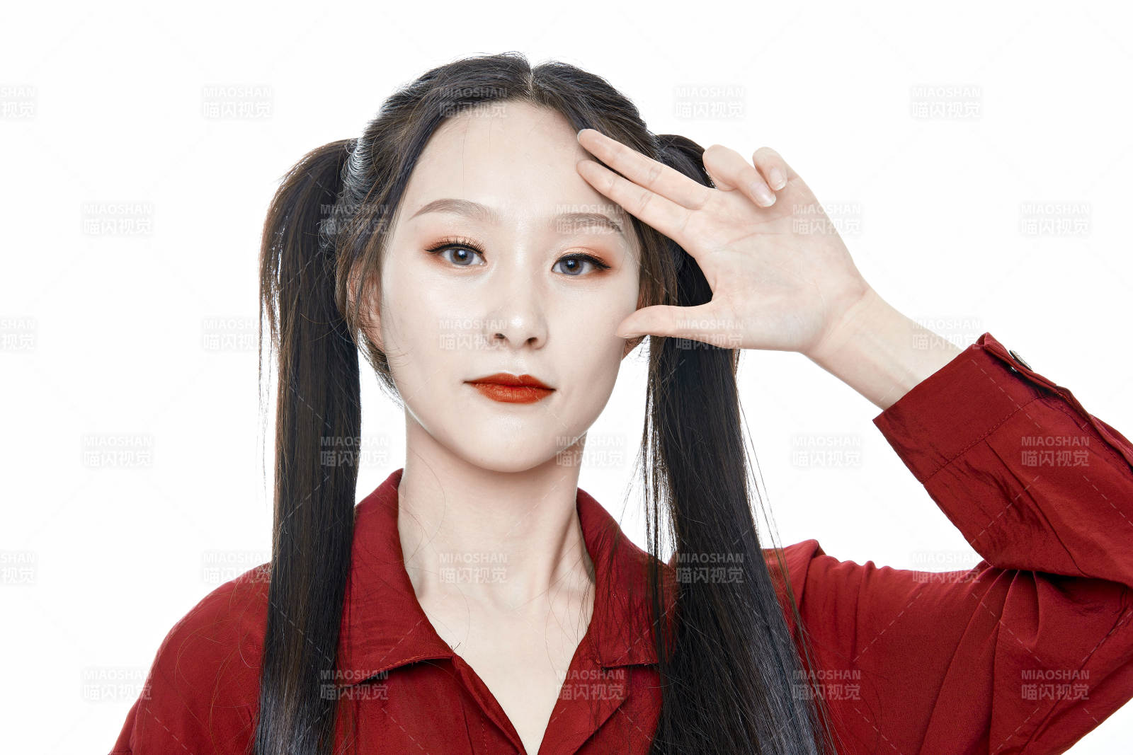 白色背景的亚洲年轻少女肖像人像图片