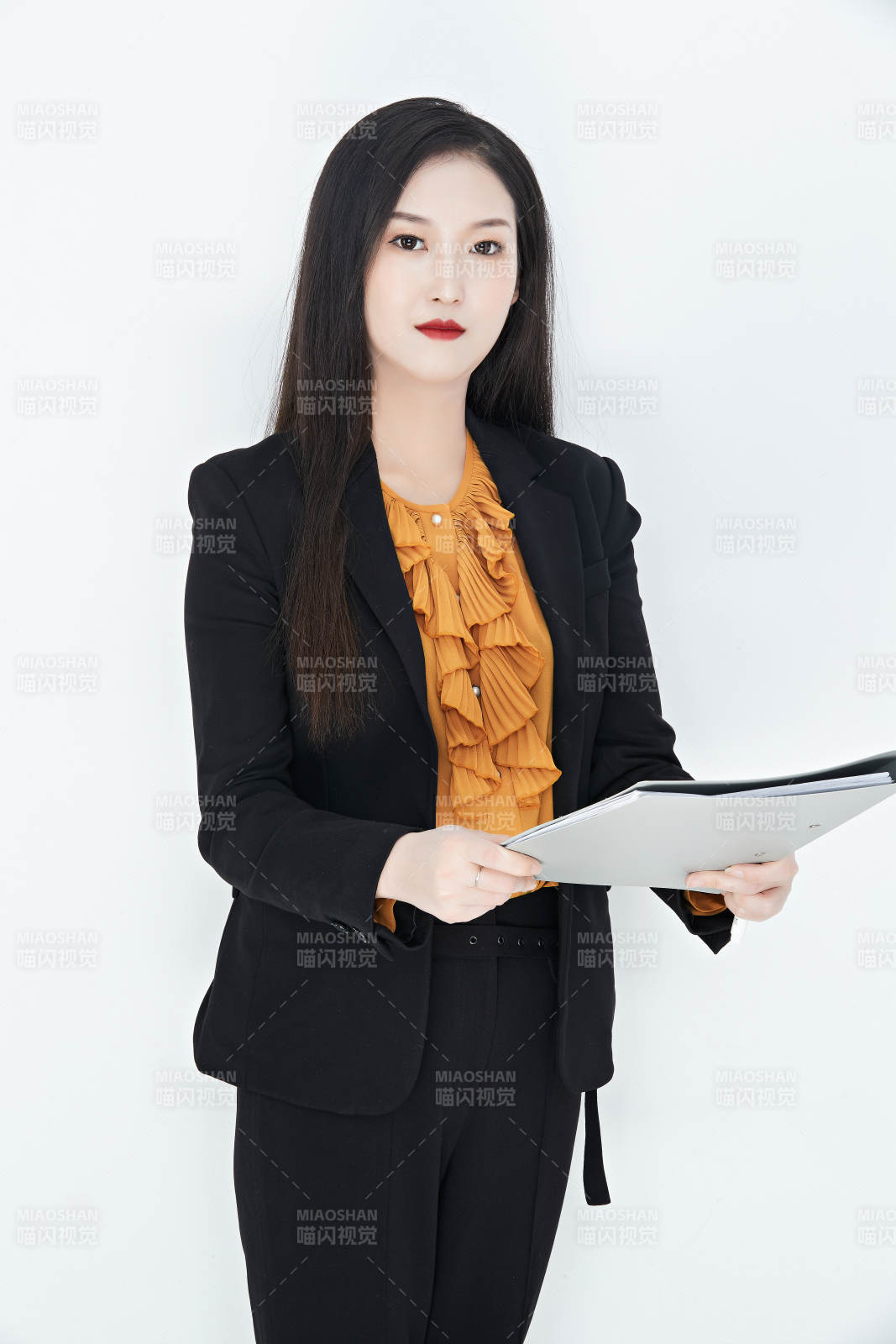 白色背景下的美丽商务女性肖像图片