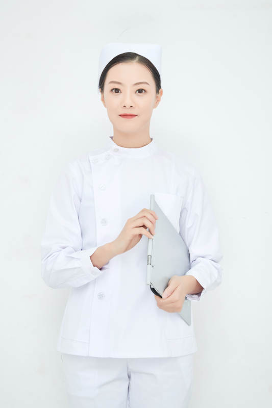 白背景里穿护士服手持病历夹的美女护士图片
