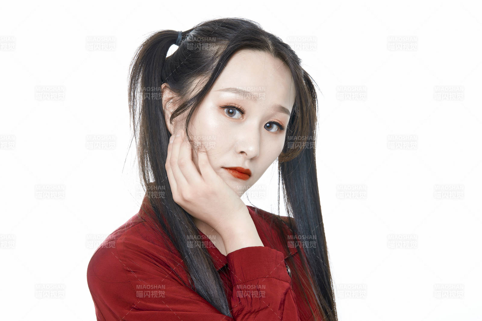 白色背景的亚洲年轻少女肖像人像图片