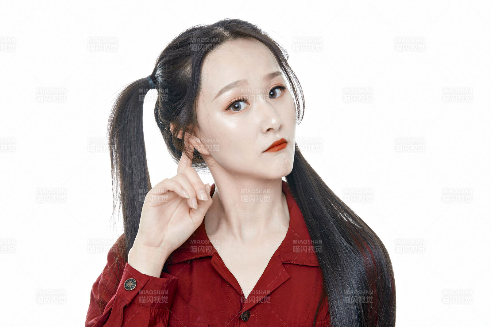 白色背景的亚洲年轻少女肖像人像图片