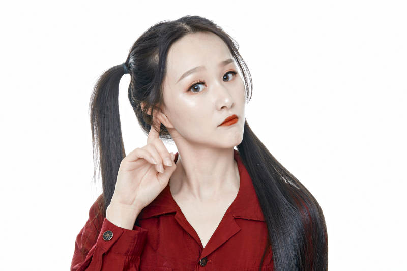 白色背景的亚洲年轻少女肖像人像图片