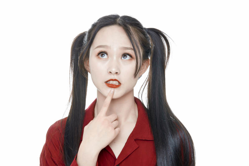 白色背景的亚洲年轻少女肖像人像图片