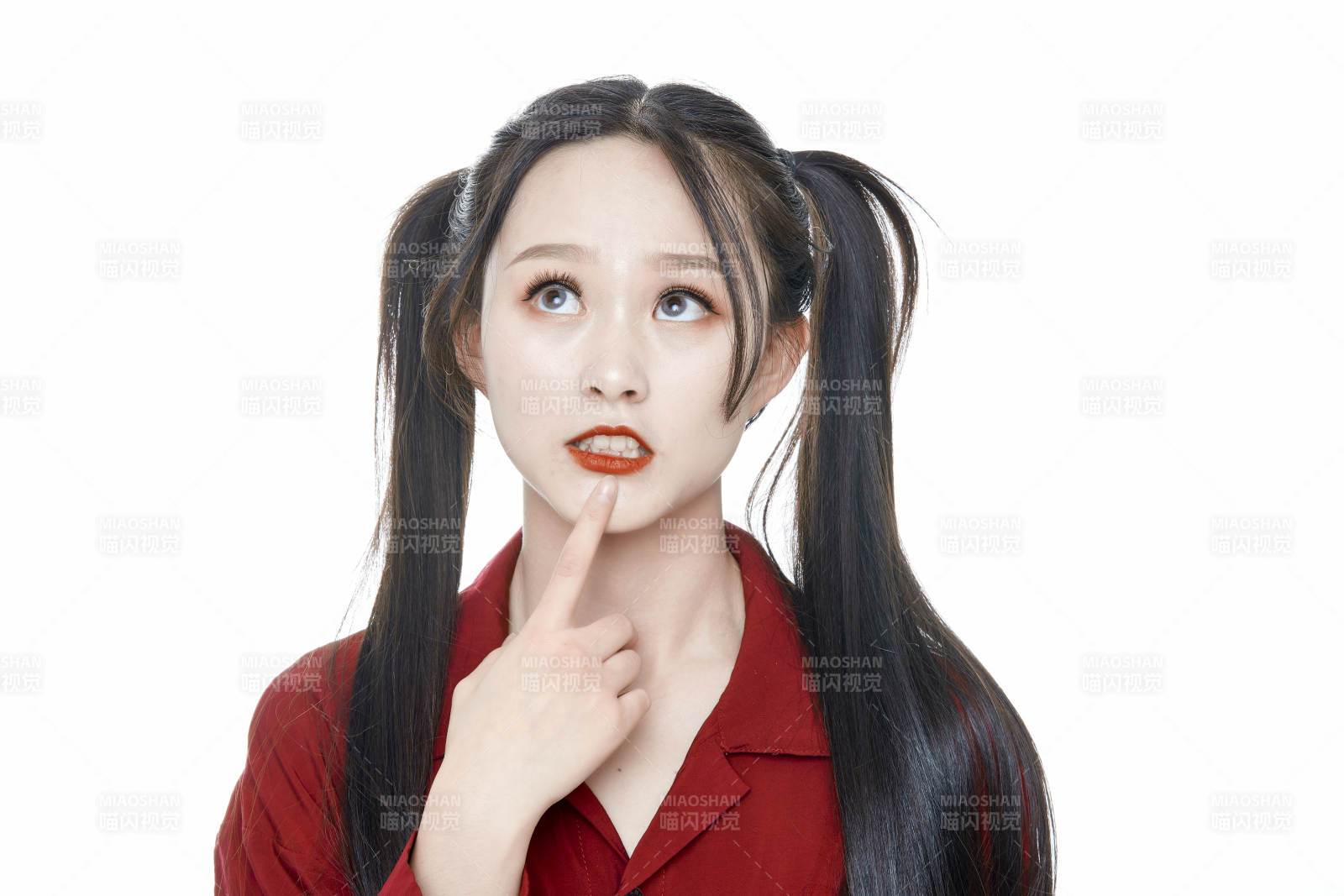 白色背景的亚洲年轻少女肖像人像图片