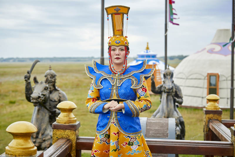 草原上金源大帐蒙古战车上身穿豪华蒙古族服饰的蒙族少女图片