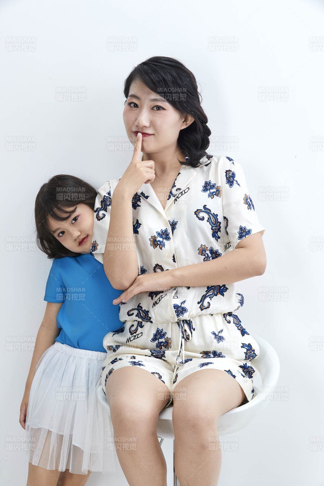 白色背景的美丽妈妈与可爱女儿亲子人像图片