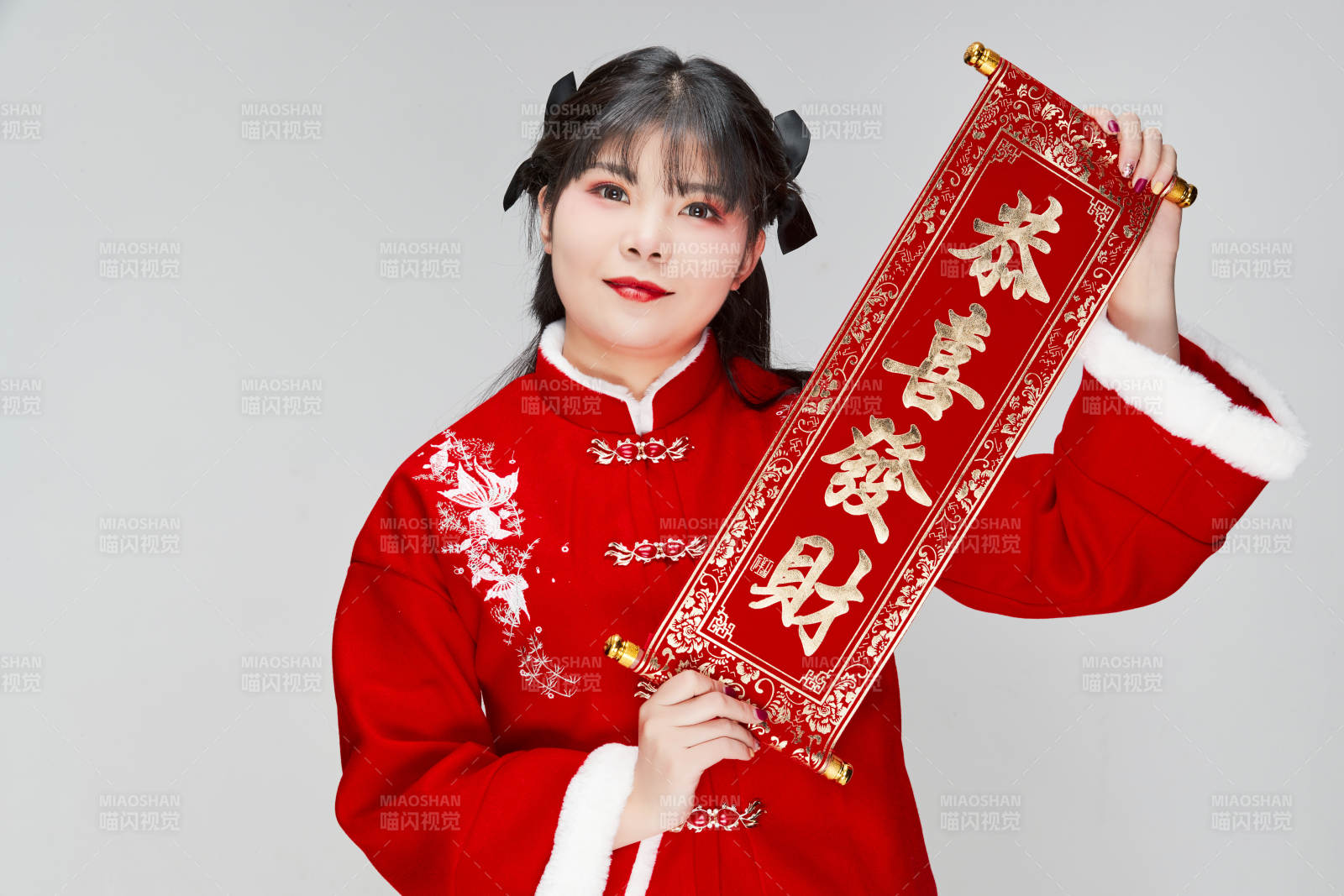 手持春联身穿喜庆汉服的可爱少女图片