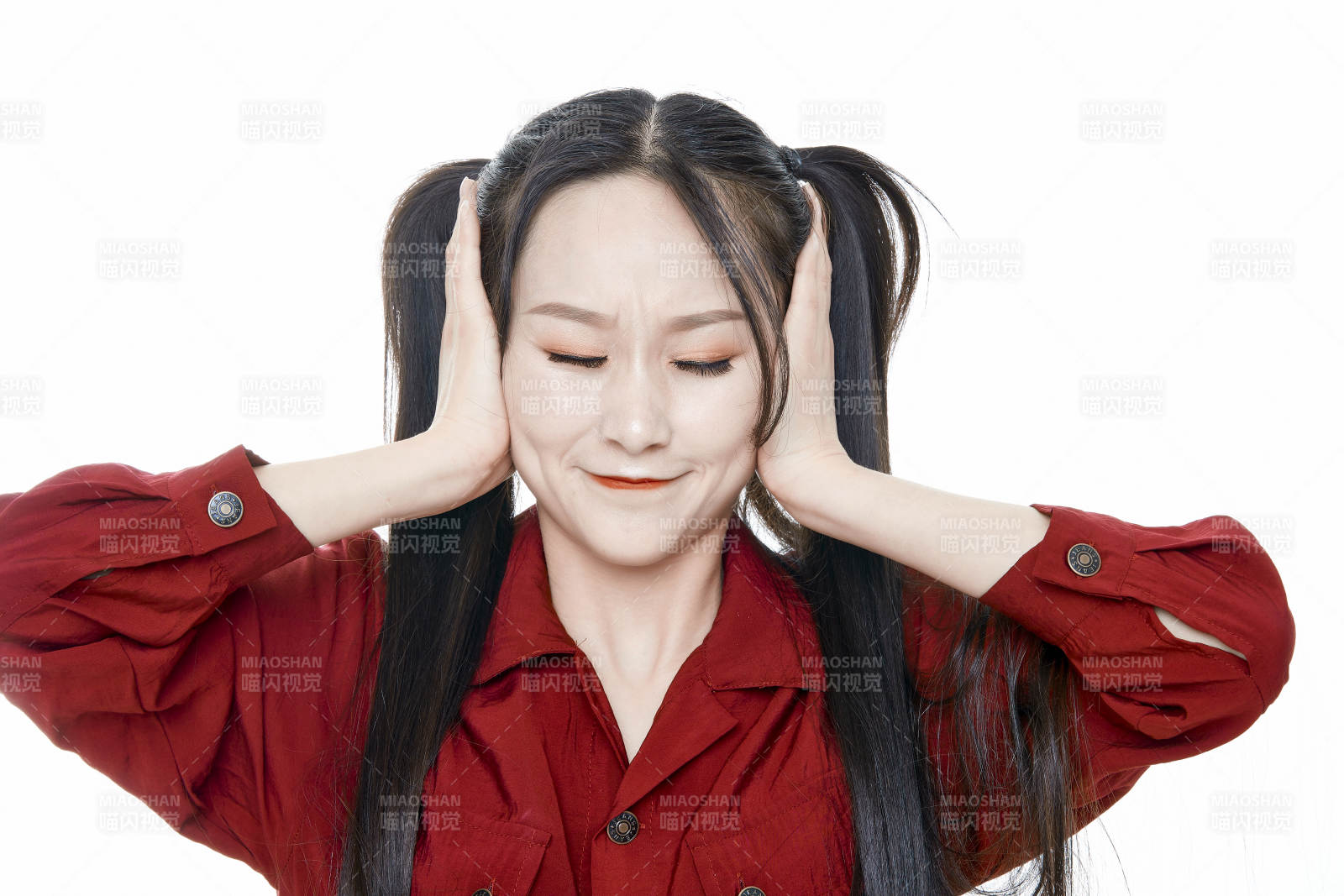 白色背景的亚洲年轻少女肖像人像图片