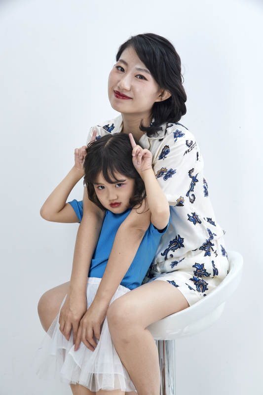 白色背景的美丽妈妈与可爱女儿亲子人像图片