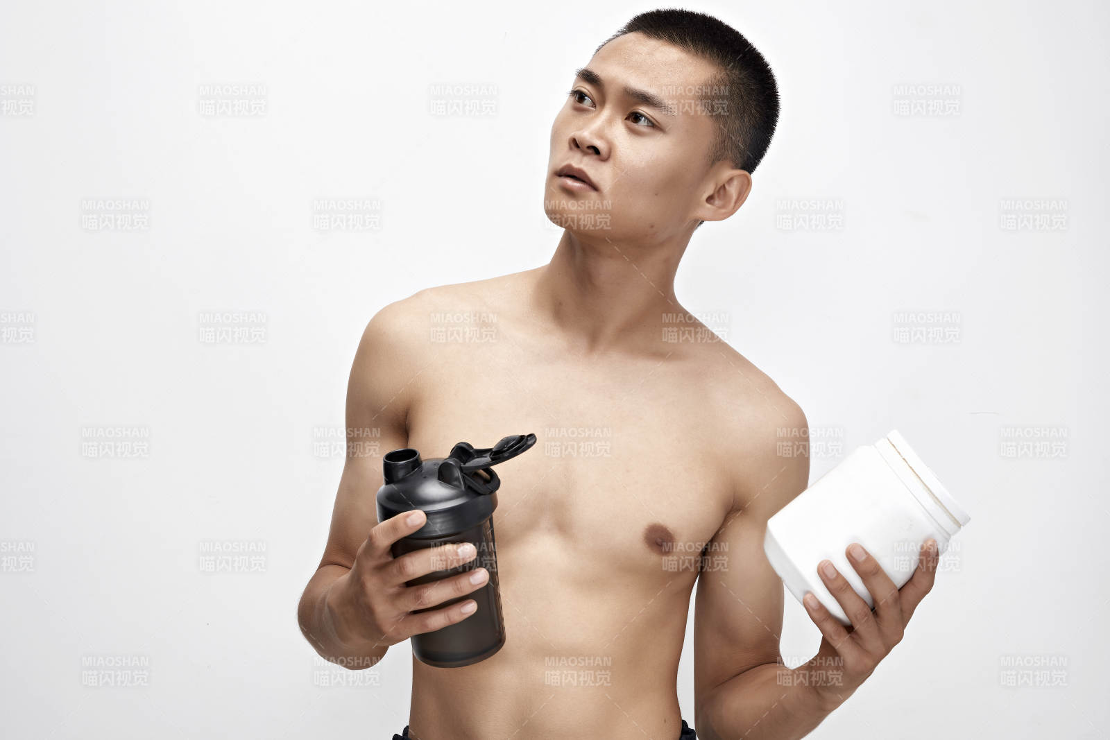手持蛋白粉的身材匀称肌肉扎实的亚洲男性图片