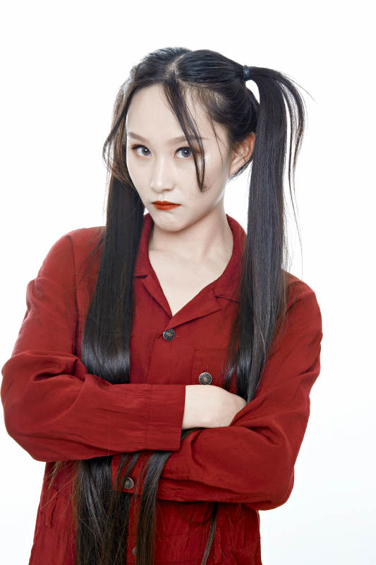 白色背景的亚洲年轻少女肖像人像图片