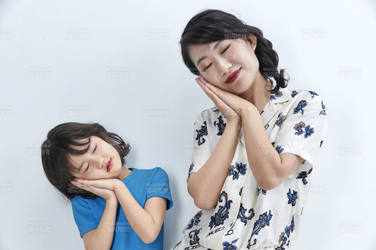 白色背景的美丽妈妈与可爱女儿亲子人像图片