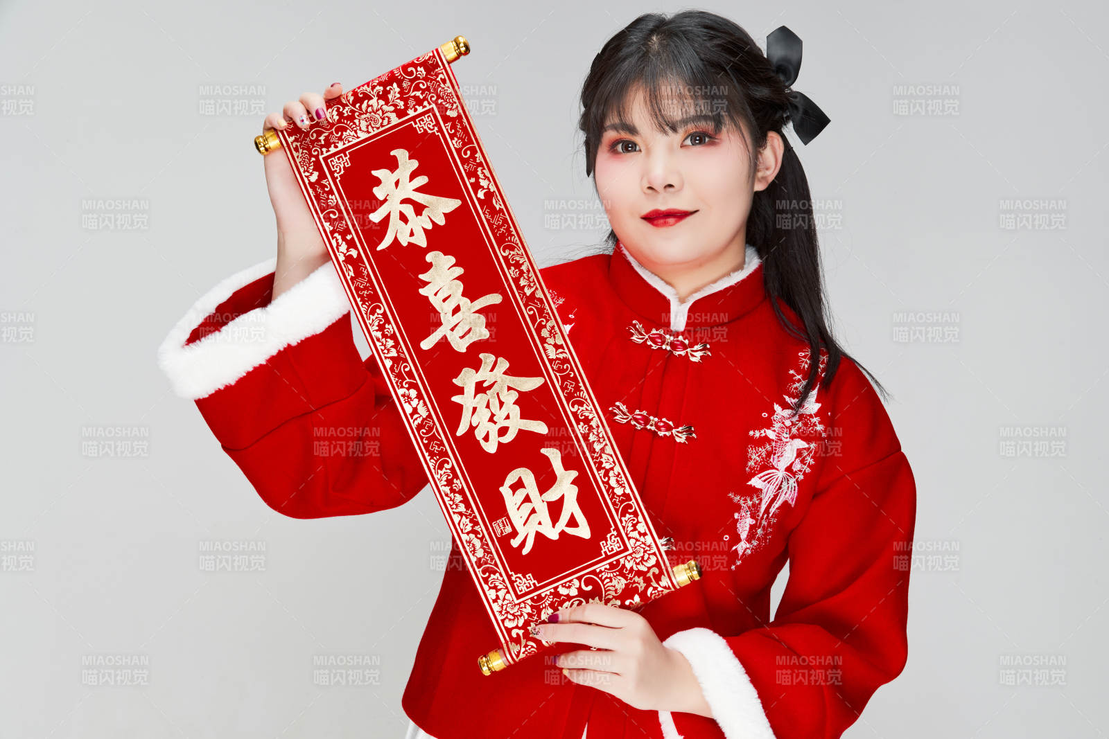 手持春联身穿喜庆汉服的可爱少女图片