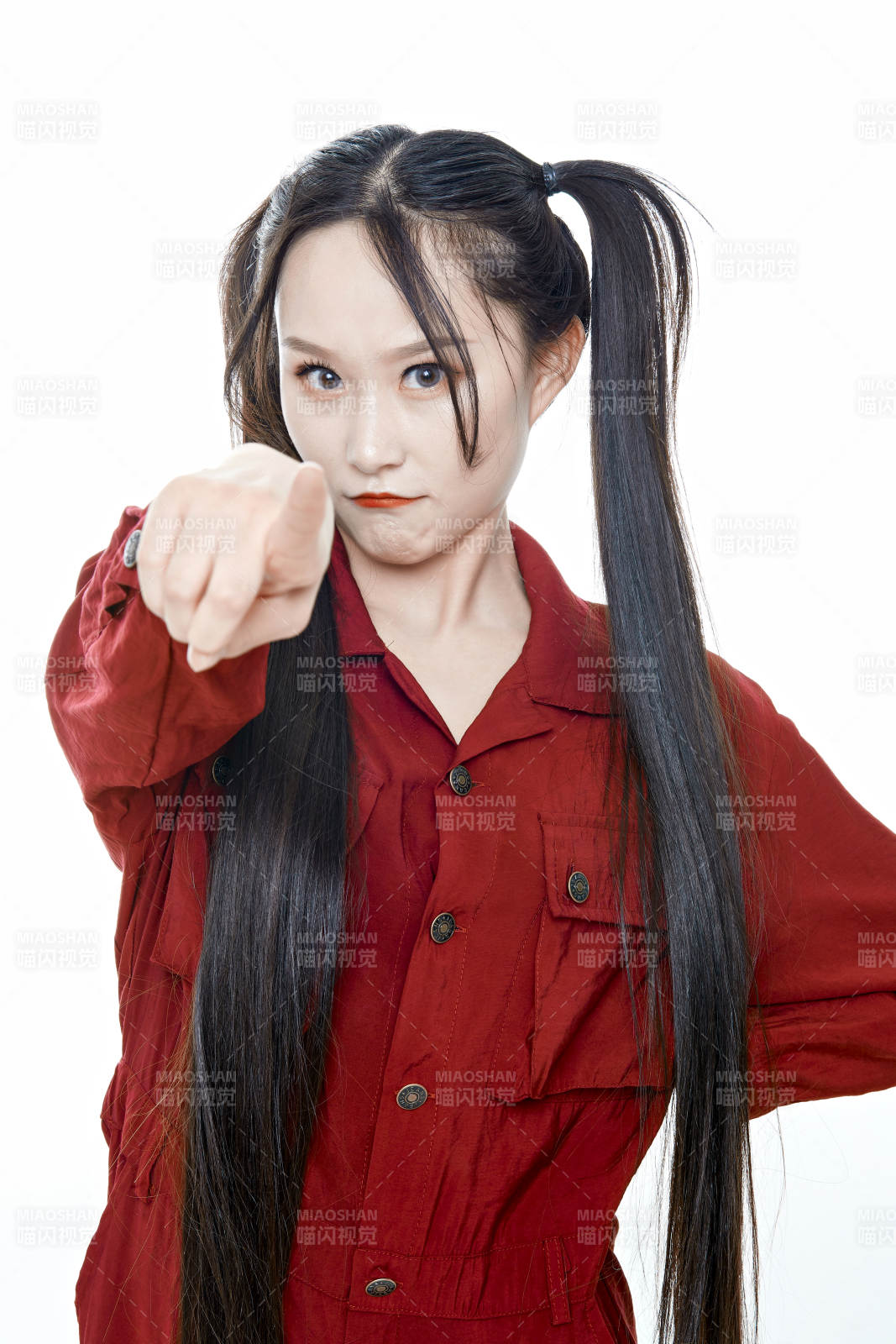 白色背景的亚洲年轻少女肖像人像图片