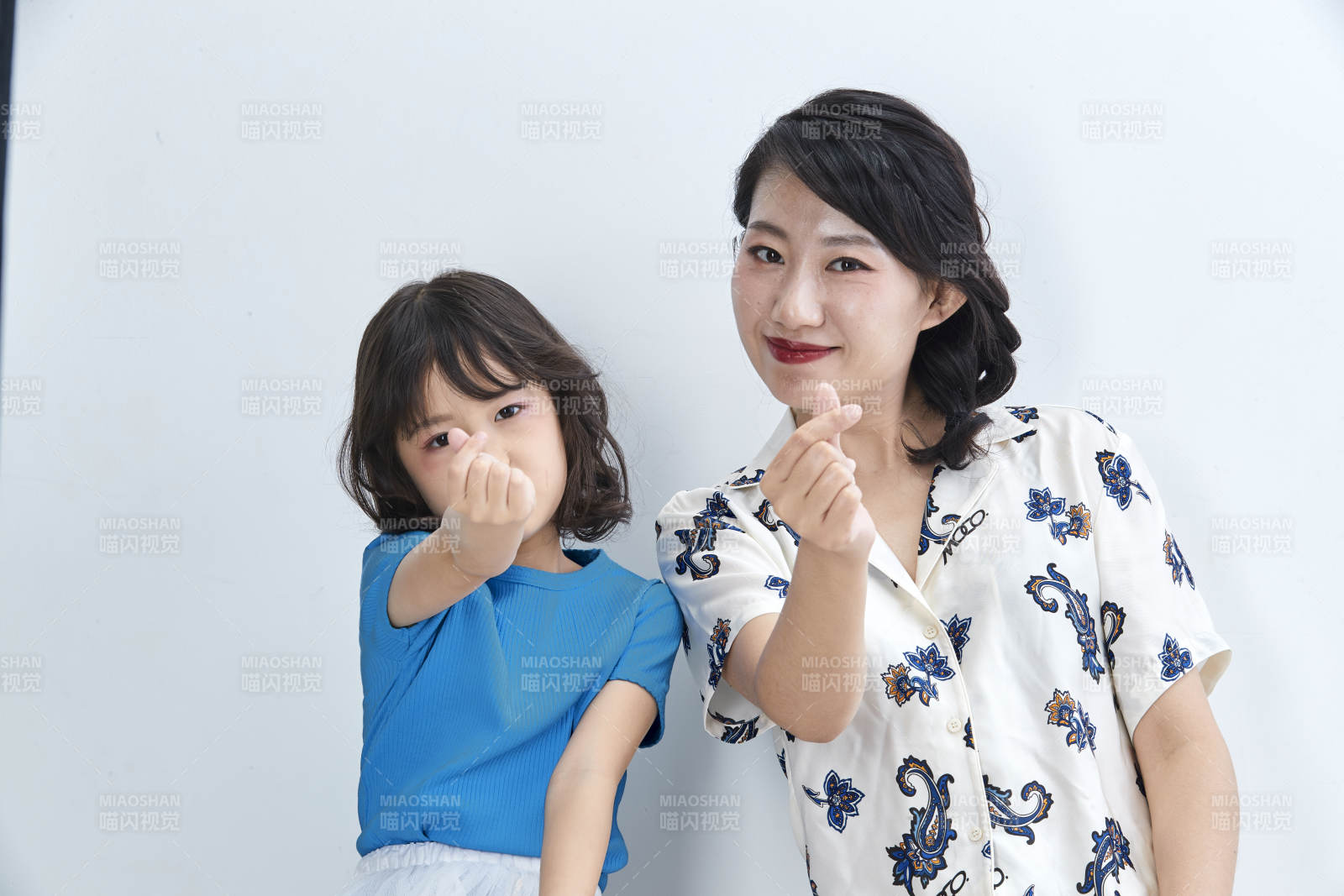 白色背景的美丽妈妈与可爱女儿亲子人像图片