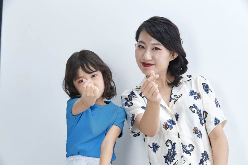 白色背景的美丽妈妈与可爱女儿亲子人像图片