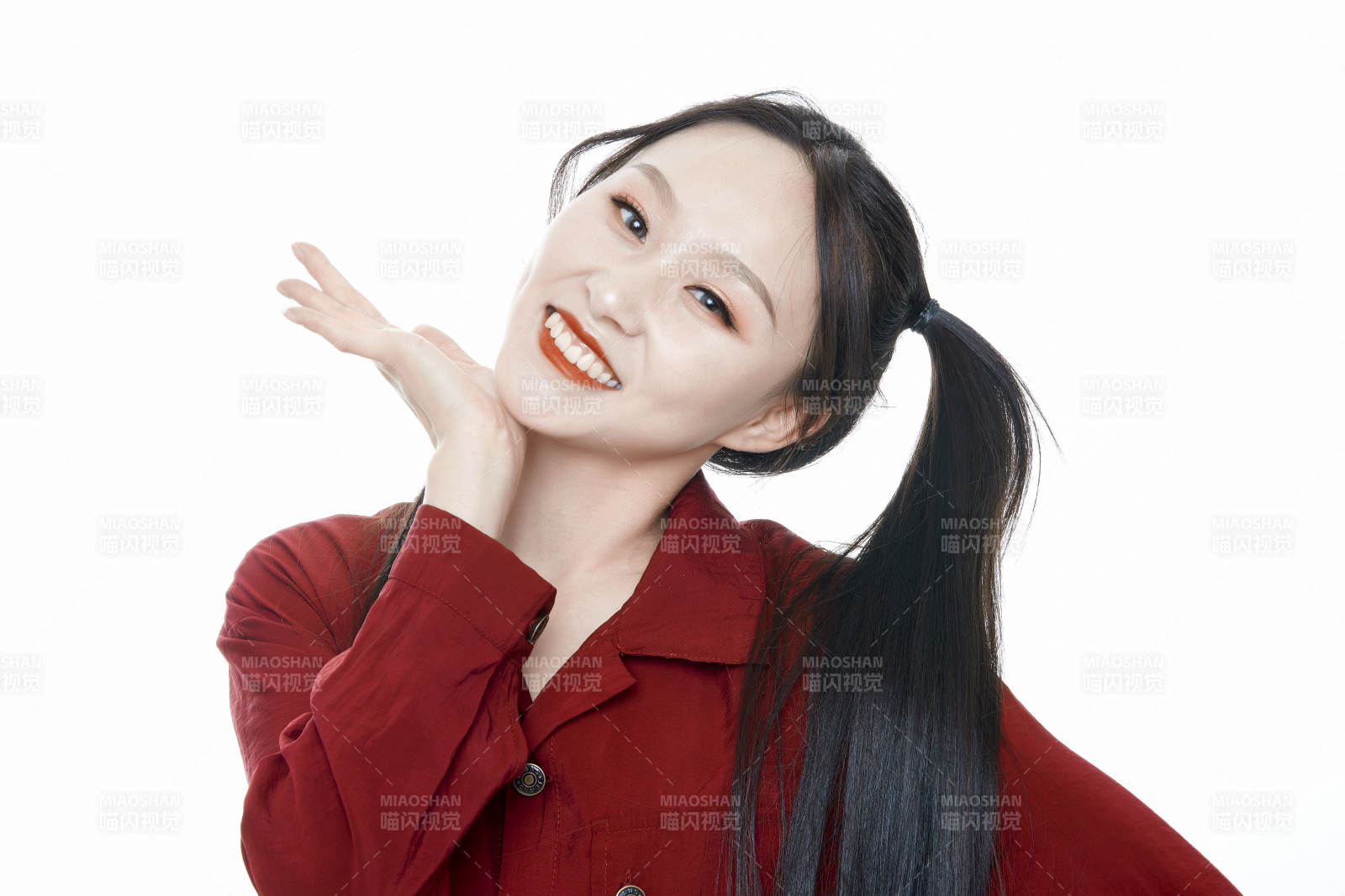 白色背景的亚洲年轻少女肖像人像图片