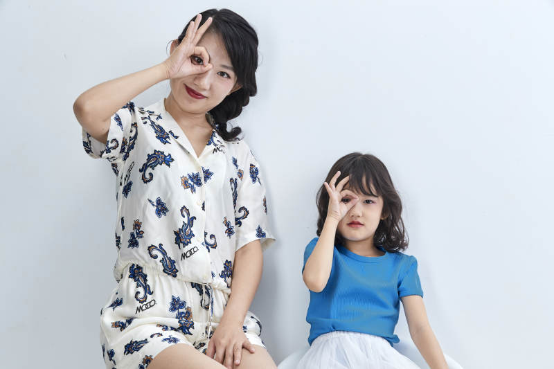 白色背景的美丽妈妈与可爱女儿亲子人像图片