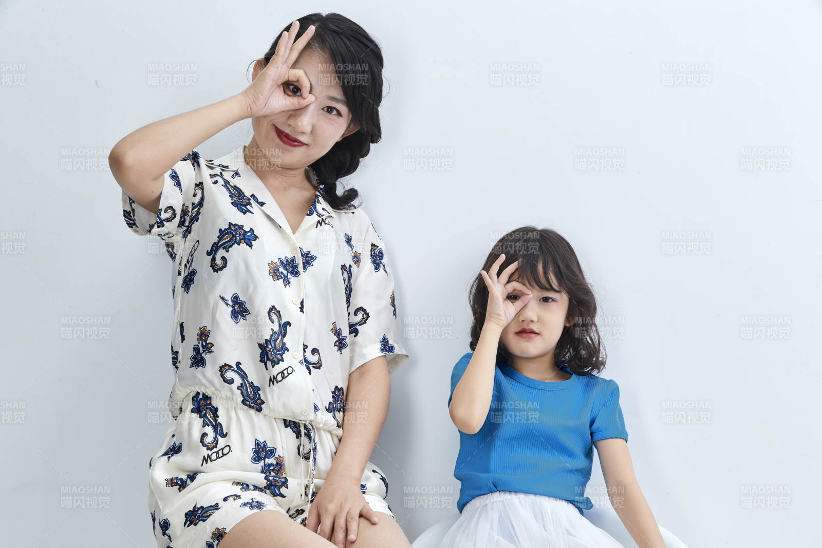 白色背景的美丽妈妈与可爱女儿亲子人像图片