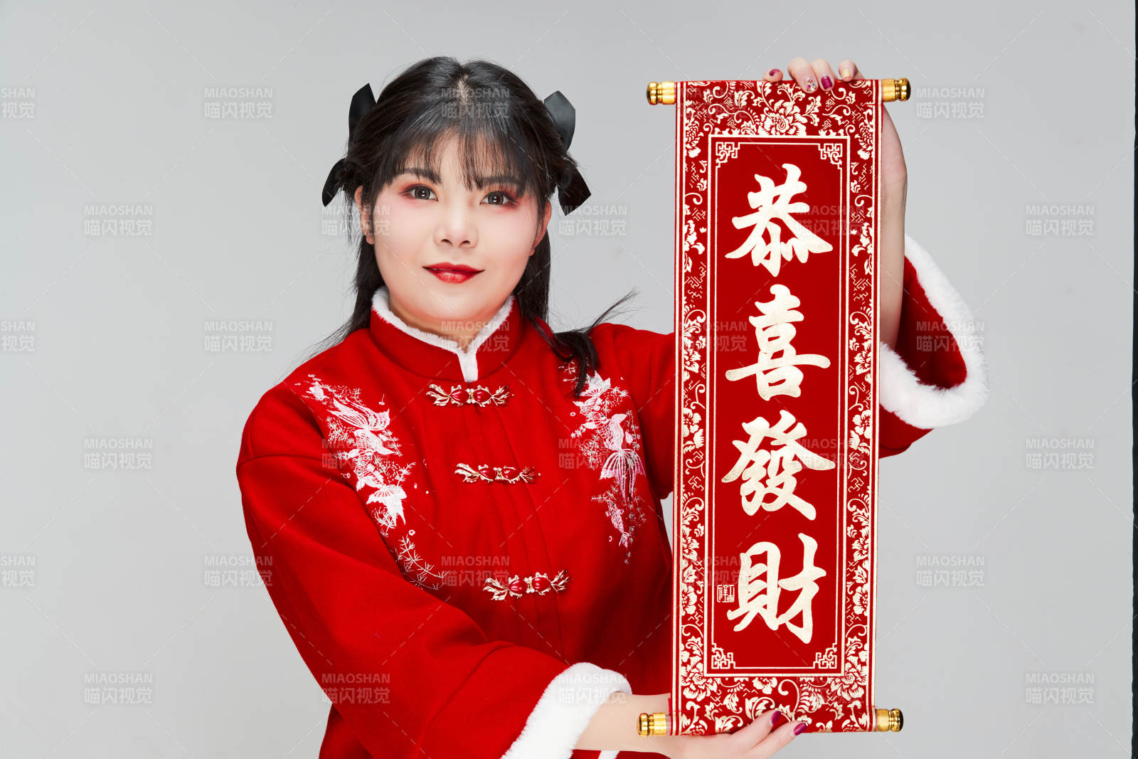 手持春联身穿喜庆汉服的可爱少女图片