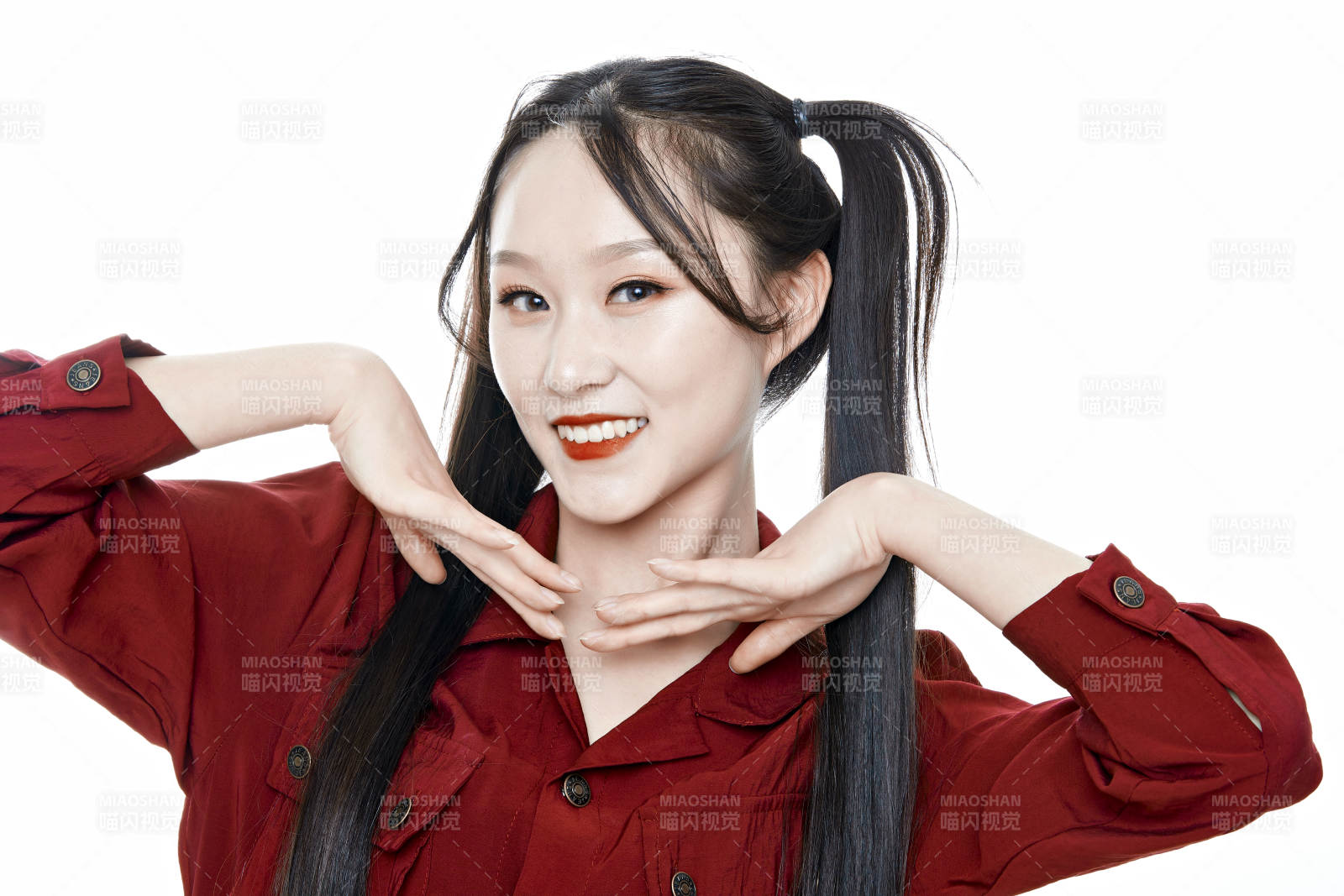 白色背景的亚洲年轻少女肖像人像图片