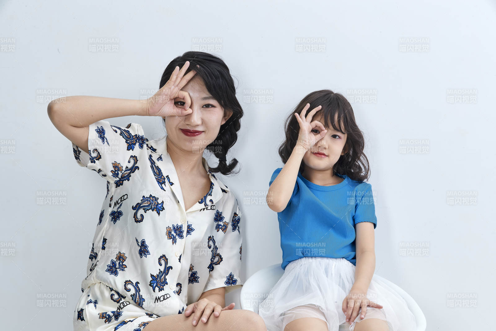 白色背景的美丽妈妈与可爱女儿亲子人像图片