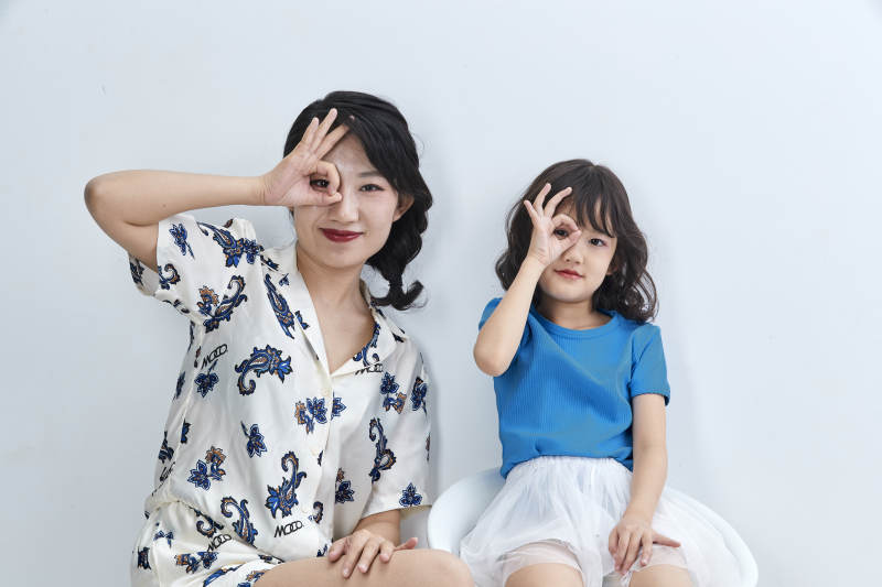 白色背景的美丽妈妈与可爱女儿亲子人像图片