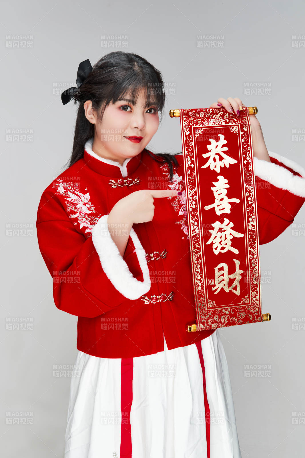 手持春联身穿喜庆汉服的可爱少女图片