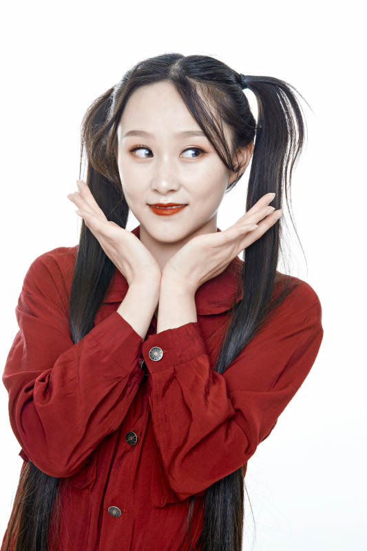 白色背景的亚洲年轻少女肖像人像图片