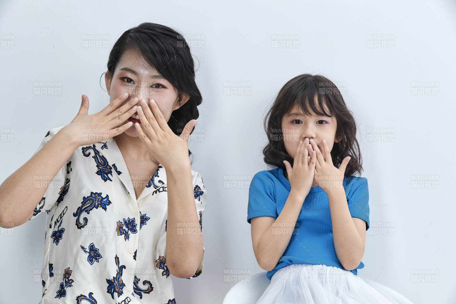 白色背景的美丽妈妈与可爱女儿亲子人像图片