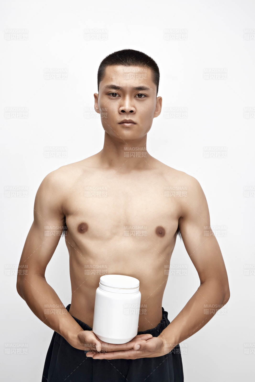 手持蛋白粉的身材匀称肌肉扎实的亚洲男性图片