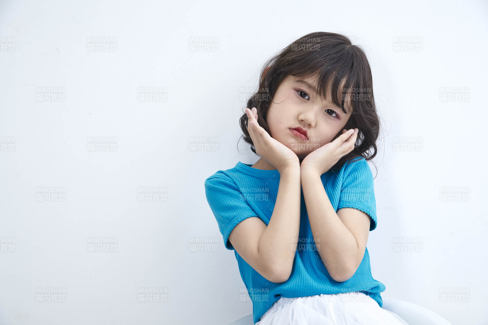 白色色背景的可爱的亚洲小女孩儿童图片