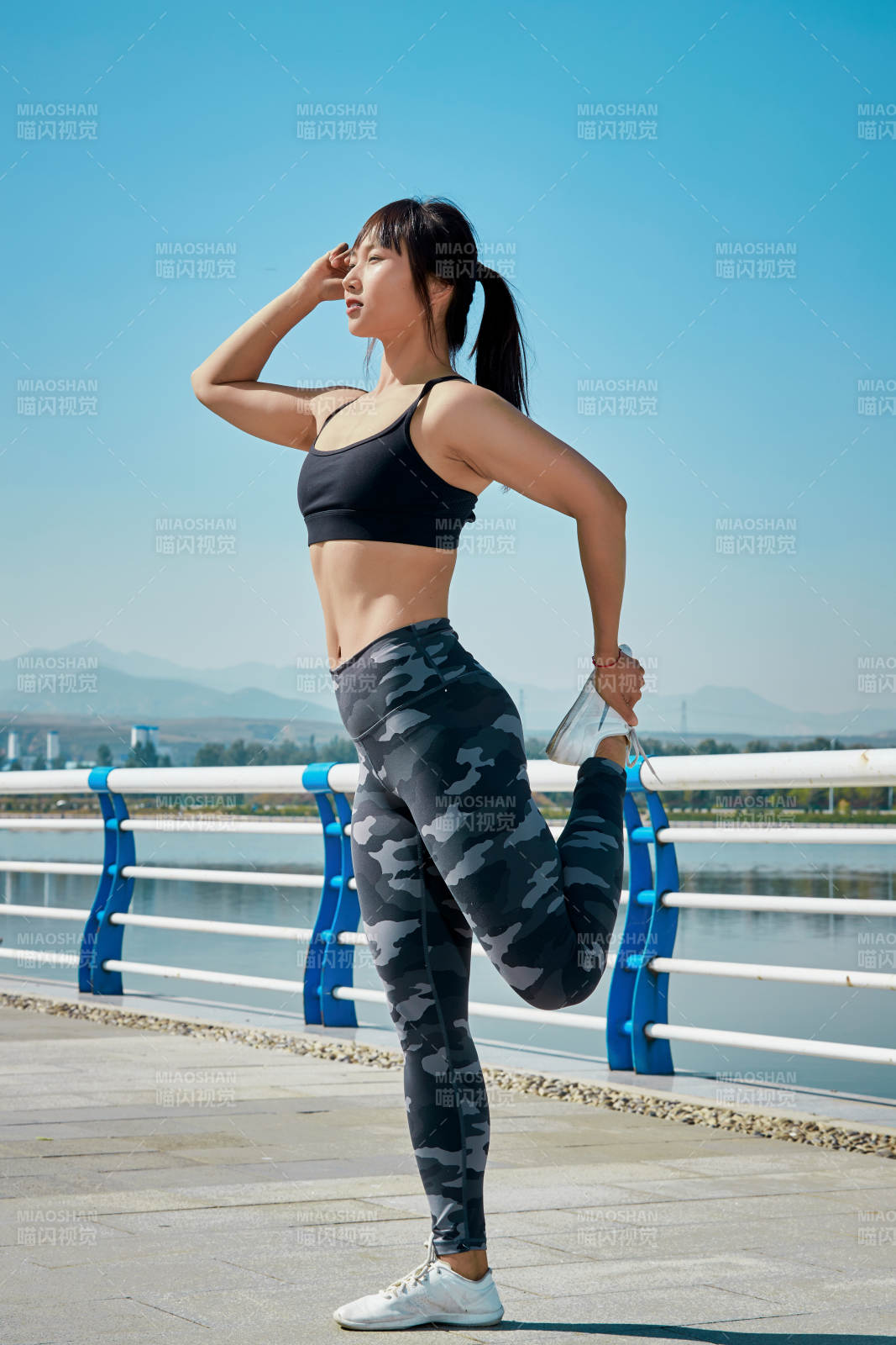 户外河畔公园做拉伸有氧运动的亚洲女性图片