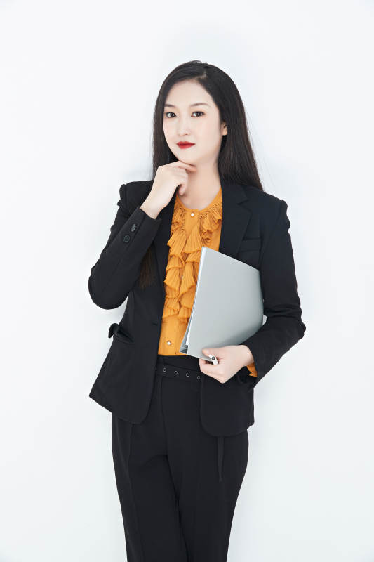 白色背景下的美丽商务女性肖像图片