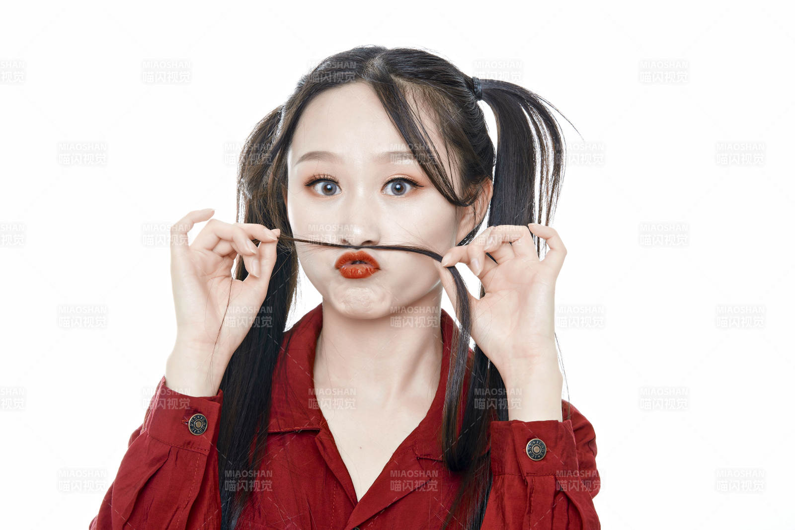 白色背景的亚洲年轻少女肖像人像图片