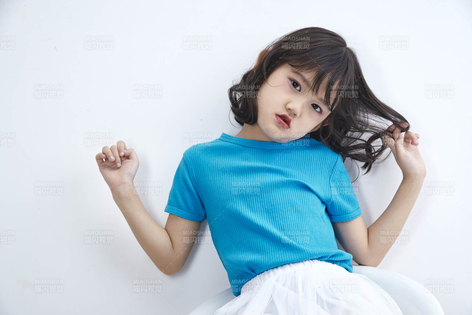 白色色背景的可爱的亚洲小女孩儿童图片