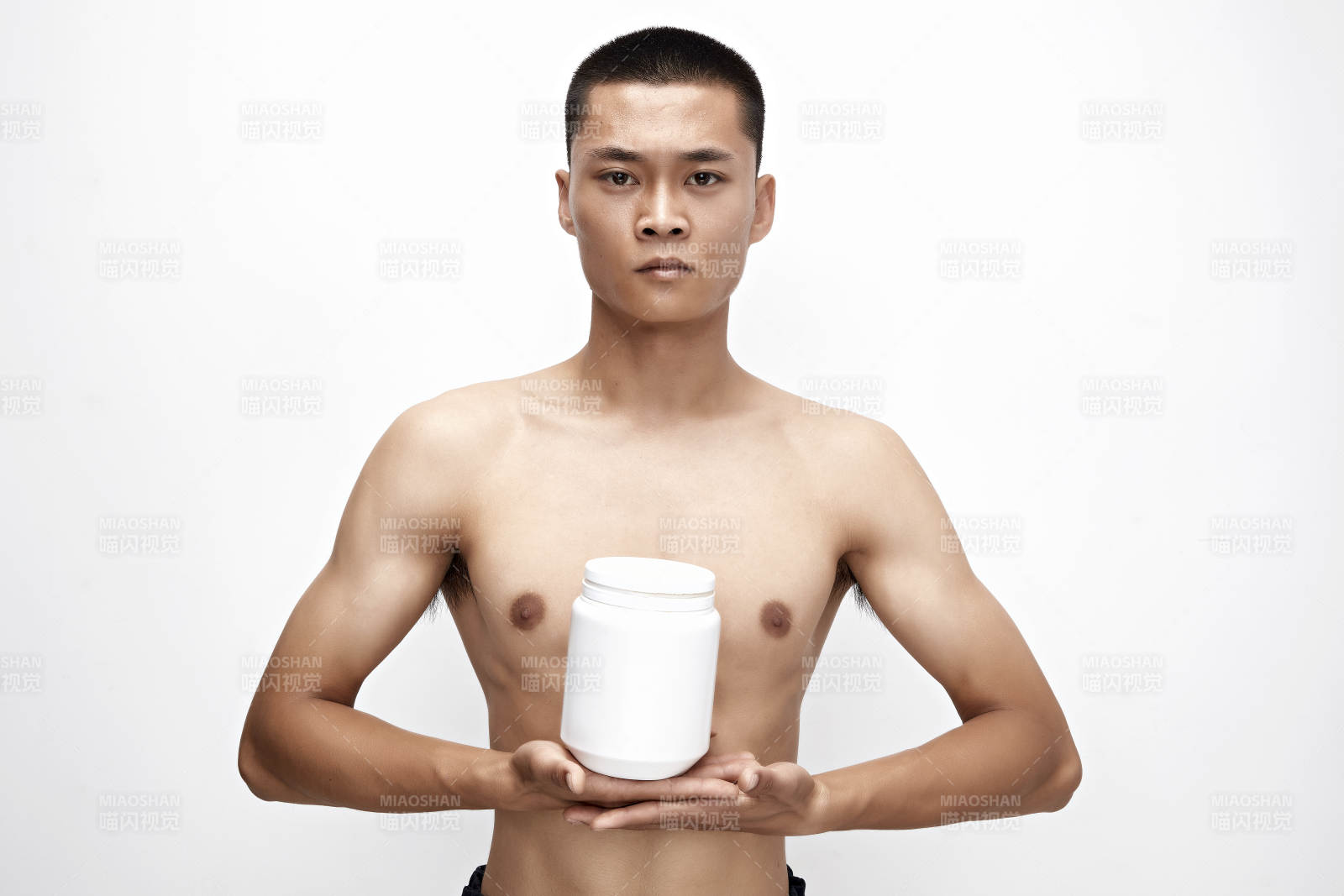 手持蛋白粉的身材匀称肌肉扎实的亚洲男性图片