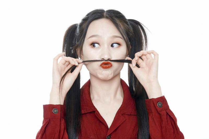 白色背景的亚洲年轻少女肖像人像图片