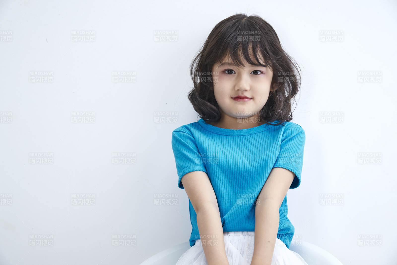 白色色背景的可爱的亚洲小女孩儿童图片