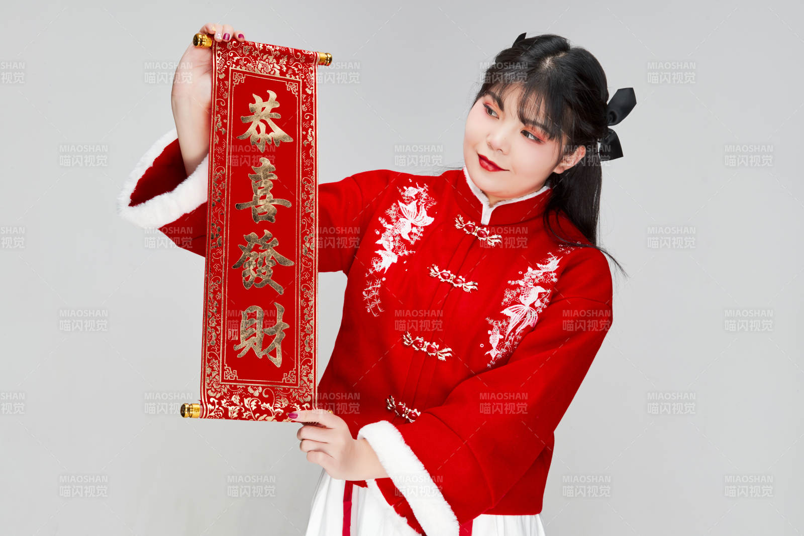 手持春联身穿喜庆汉服的可爱少女图片