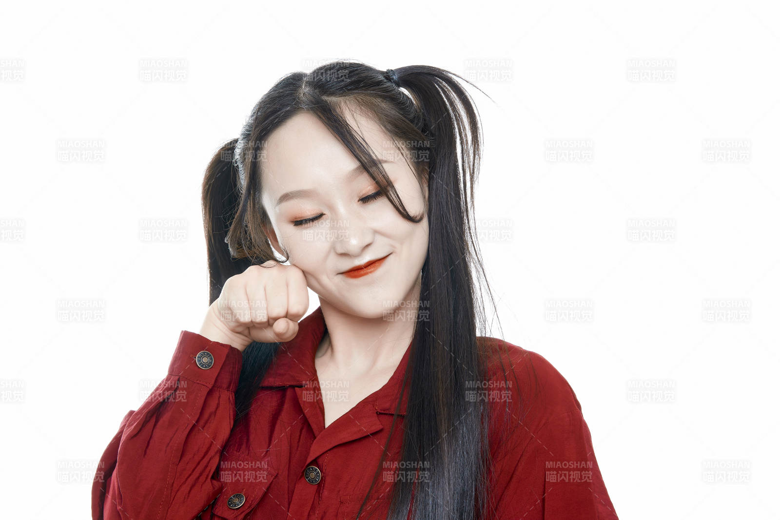 白色背景的亚洲年轻少女肖像人像图片