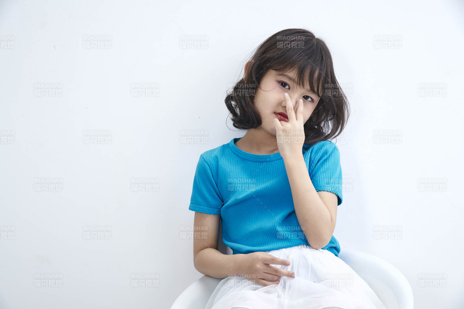 白色色背景的可爱的亚洲小女孩儿童图片