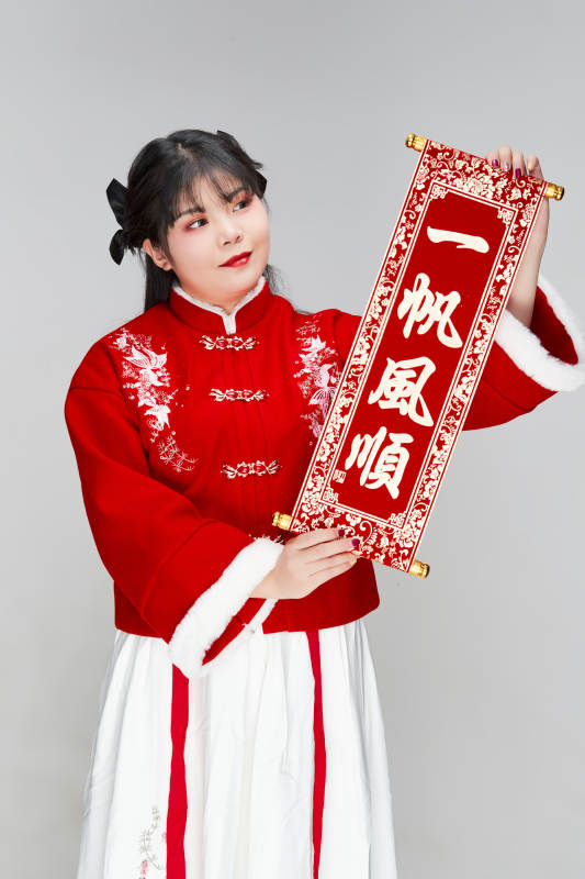 手持春联身穿喜庆汉服的可爱少女图片