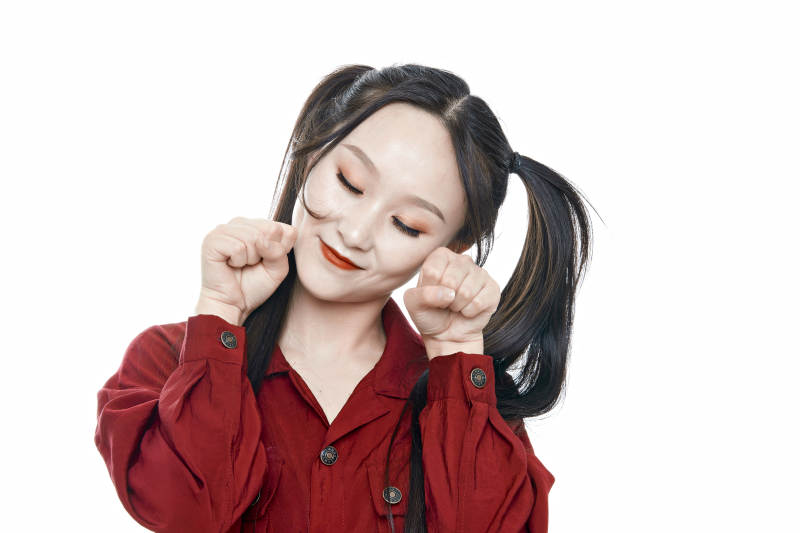 白色背景的亚洲年轻少女肖像人像图片