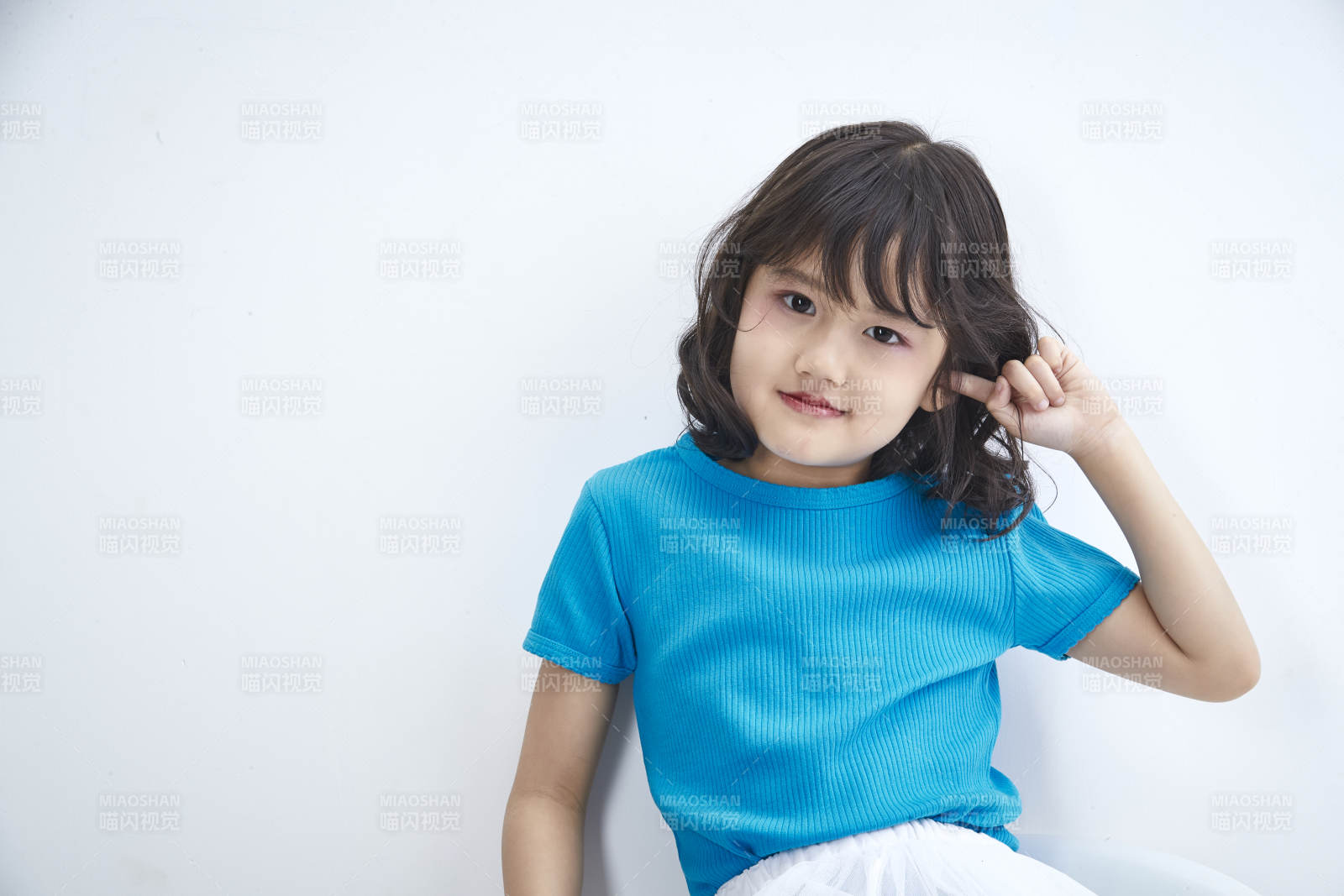 白色色背景的可爱的亚洲小女孩儿童图片