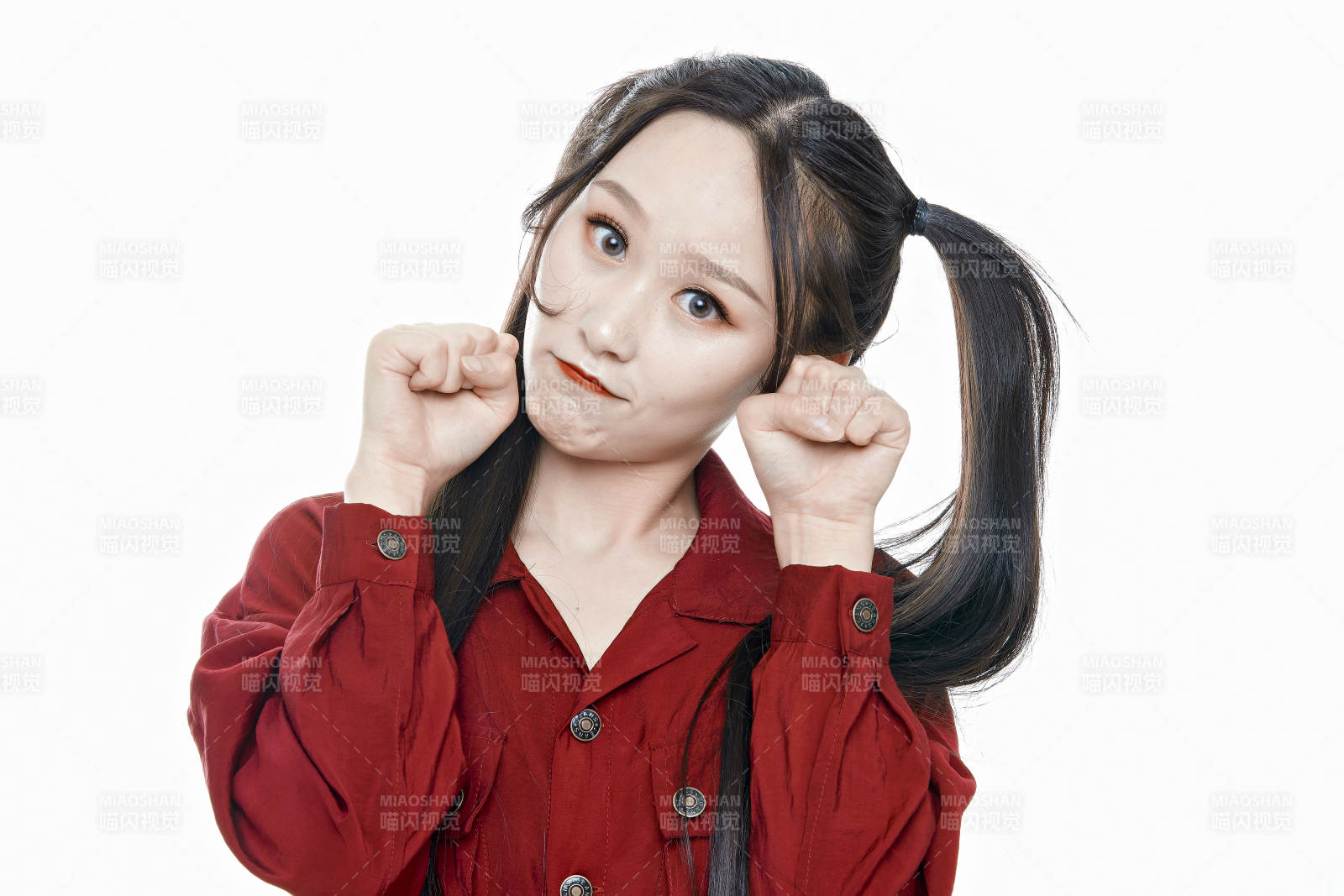 白色背景的亚洲年轻少女肖像人像图片