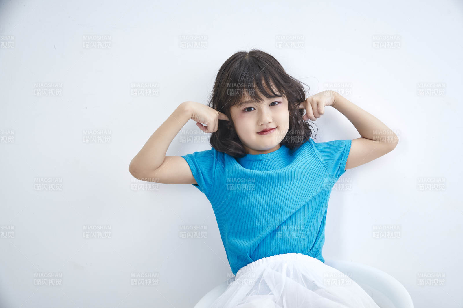 白色色背景的可爱的亚洲小女孩儿童图片